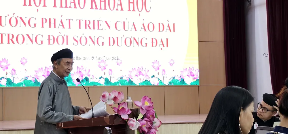 Nhà nghiên cứu Nguyễn Xuân Hoa trình bày tham luận tại hội thảo Nhà nghiên cứu Nguyễn Xuân Hoa trình bày tham luận tại hội thảo