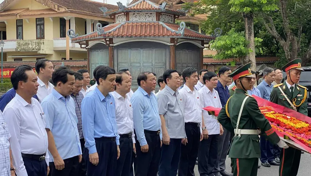 Chủ tịch Quốc hội Vương Đình Huệ và đoàn công tác thực hiện nghi thức thả hoa tại Bến thả hoa bờ Nam sông Thạch Hãn