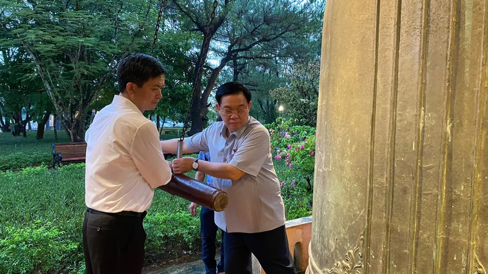 Chủ tịch Quốc hội Vương Đình Huệ thỉnh chuông tại Nghĩa trang Liệt sĩ Quốc gia Trường Sơn