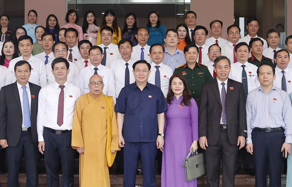 Chủ tịch Quốc hội Vương Đình Huệ chụp ảnh lưu niệm với các đại biểu tham dự phiên khai mạc HĐND tỉnh Quảng Trị vào sáng 17-7. Ảnh: ĐẶNG LINH