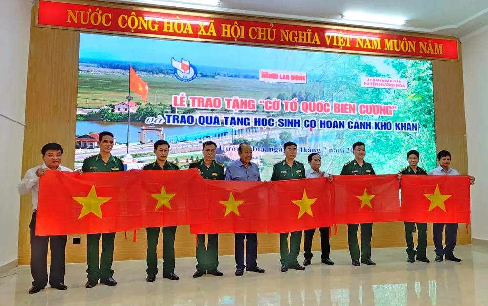 Trao tượng trưng 5.000 lá cờ Tổ quốc tặng các đơn vị Bộ đội Biên phòng và người dân vùng biên giới Quảng Trị