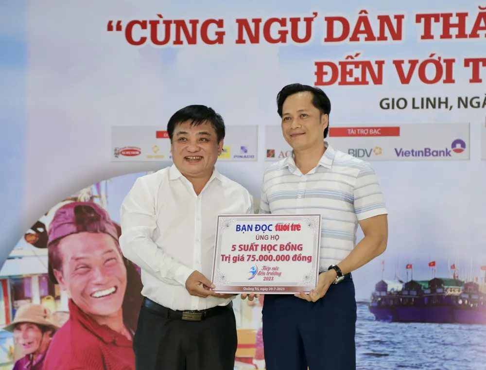 Báo Tuổi Trẻ trao học bổng Tiếp sức đến trường 2023