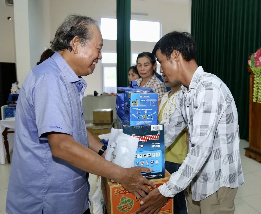 Đồng chí Trương Hòa Bình trao tặng quà cho ngư dân Quảng Trị