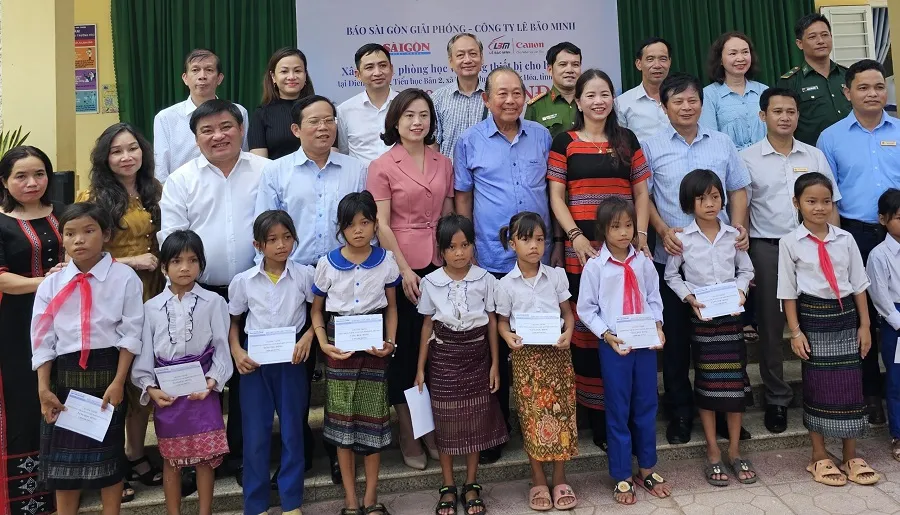 Các đại biểu chụp ảnh lưu niệm với thầy và trò trường Tiểu học xã Thuận