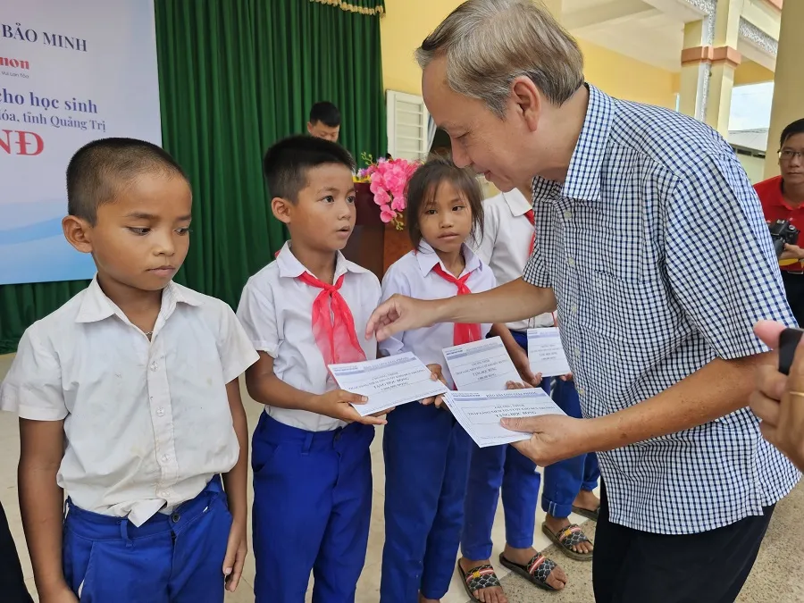 Trao học bổng Báo SGGP tặng học sinh nghèo vượt khó vùng biên giới Quảng Trị