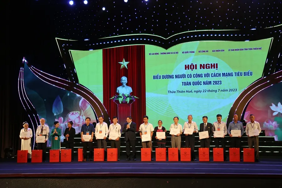 Thủ tướng Phạm MInh Chính tri ân và tặng quà người có công tiêu biểu