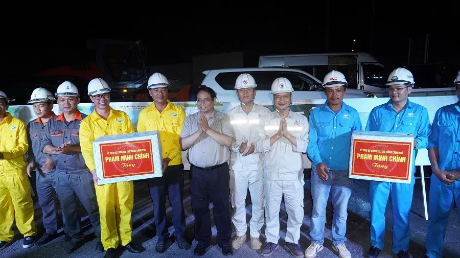Thủ tướng tặng quà các đơn vị thi công cao tốc Vạn Ninh - Cam Lộ