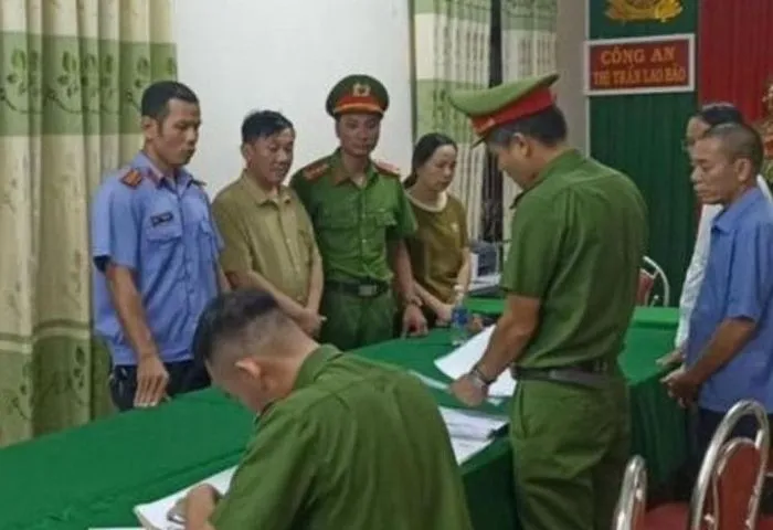 Cơ quan chức năng đọc lệnh bắt tạm giam ông Thành (áo vàng) Cơ quan chức năng đọc lệnh bắt tạm giam ông Thành (áo vàng)