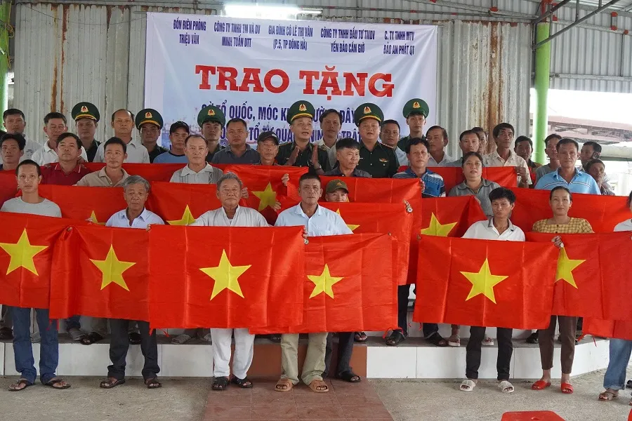 Bộ đội Biên phòng tặng cờ Tổ quốc cho ngư dân tuyến biển và đồng bào sinh sống tại khu vực biên giới Việt Nam - Lào của tỉnh Quảng Trị