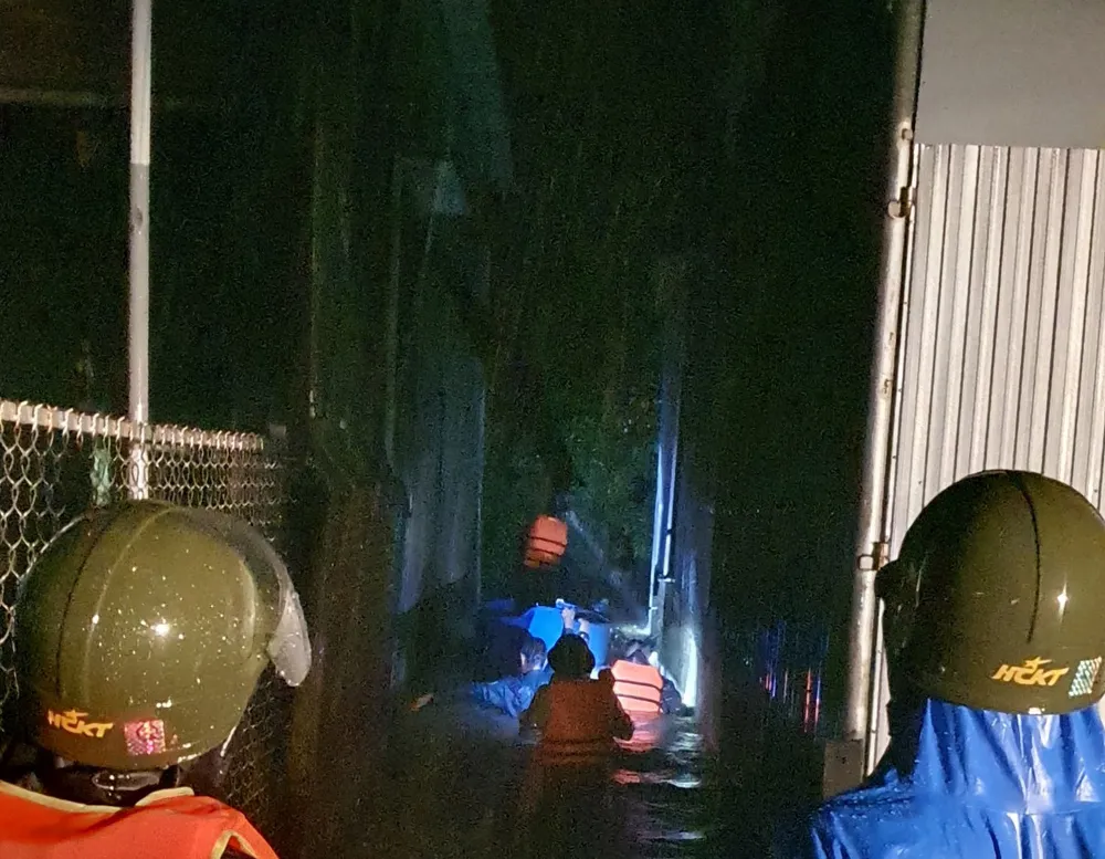 Di dời khẩn cấp 6 người dân có nhà cửa bị ngập sâu trong đêm tại phường Hương Văn, thị xã Hương Trà, tỉnh Thừa Thiên Huế Di dời khẩn cấp 6 người dân có nhà cửa bị ngập sâu trong đêm tại phường Hương Văn, thị xã Hương Trà, tỉnh Thừa Thiên Huế