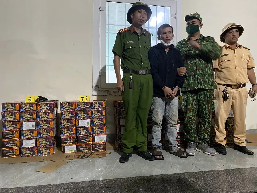 Đối tượng Long bị bắt giữ cùng tang vật