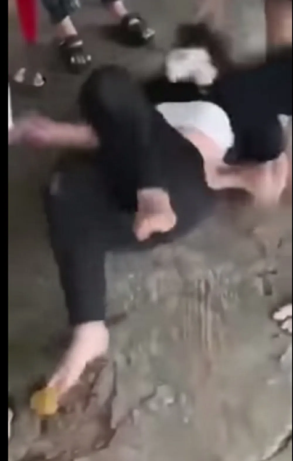 Nữ sinh T bị đánh hội đồng. Ảnh cắt từ clip Nữ sinh T bị đánh hội đồng. Ảnh cắt từ clip