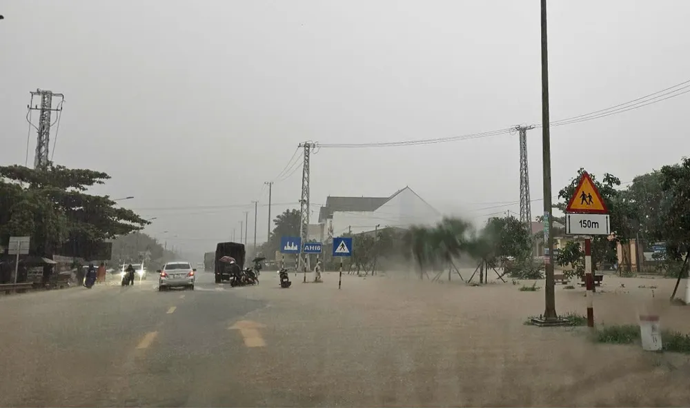 Quốc lộ 9 bị ngập lụt cục bộ gây khó khăn cho người và phương tiện tham gia giao thông