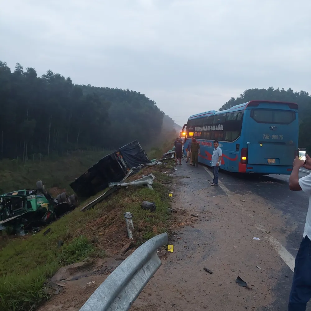 Hiện trường xe tải bị lật Hiện trường xe tải bị lật