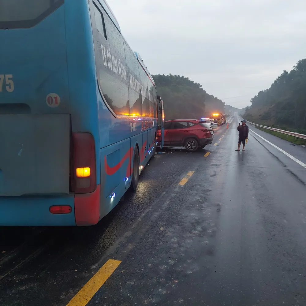 Ô tô do anh S. điều khiển bị xe khách tông Ô tô do anh S. điều khiển bị xe khách tông