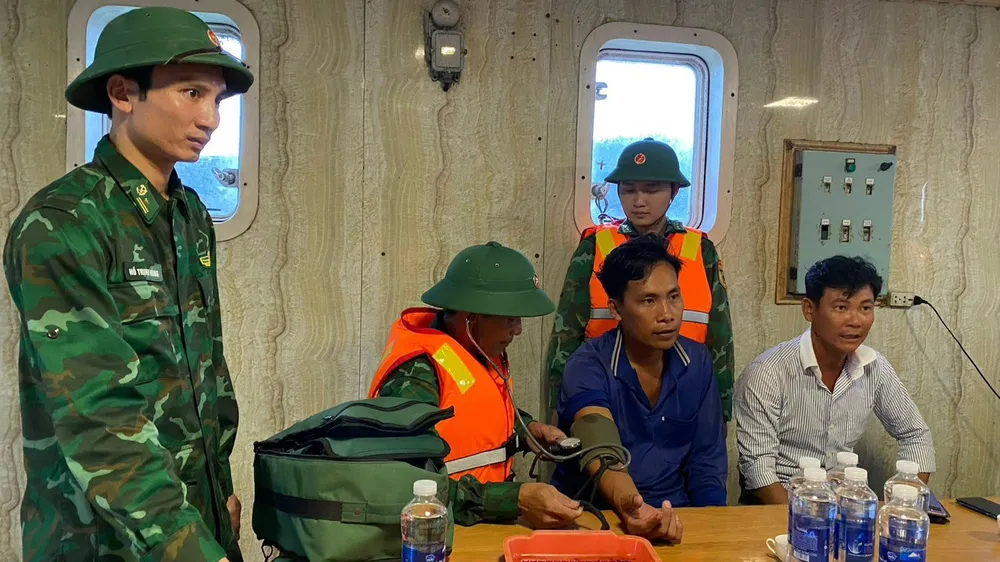 Kiểm tra sức khỏe 2 thuyền viên sau khi được cứu sống đưa vào bờ