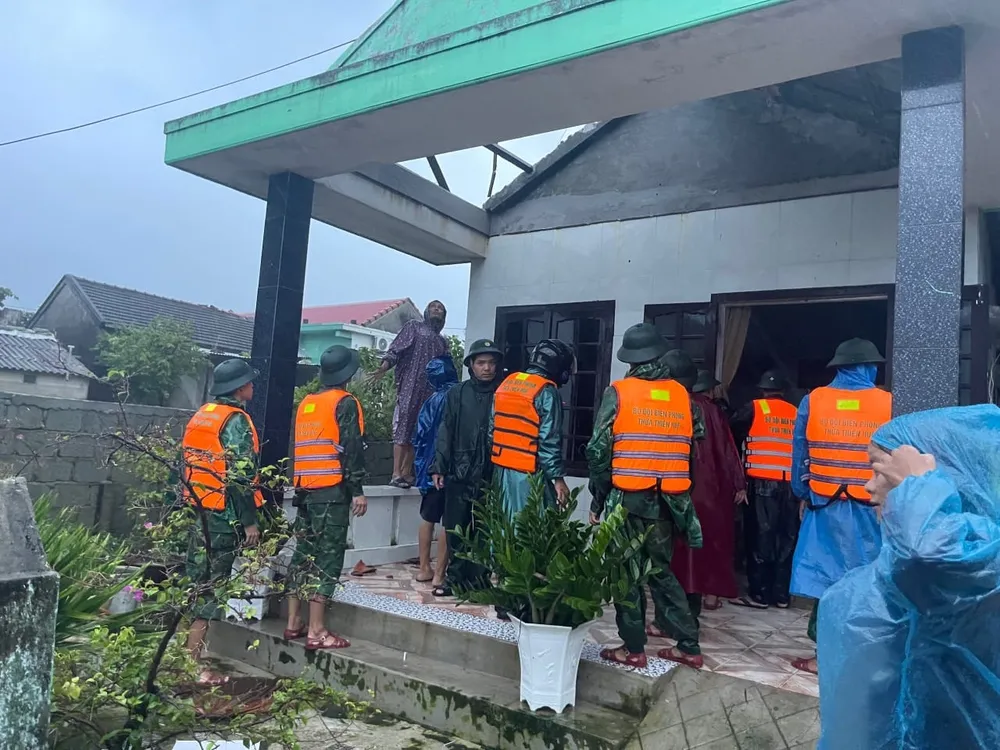 Đồn Biên phòng Lăng Cô hỗ trợ gia đình người dân bị tốc mái nhà Đồn Biên phòng Lăng Cô hỗ trợ gia đình người dân bị tốc mái nhà