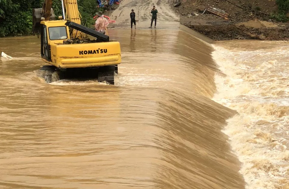 Ngập lụt gây chia cắt nhiều tuyến đường giao thông tại huyện Hướng Hóa, tỉnh Quảng Trị