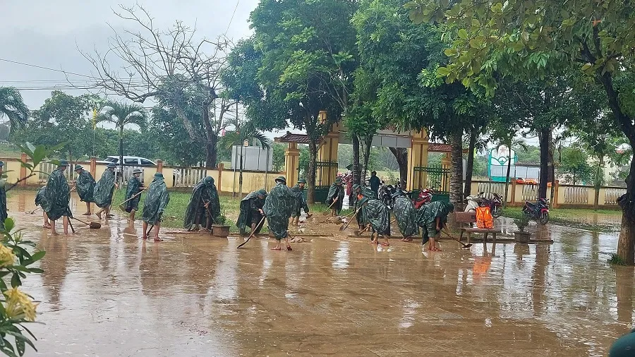 Trung đoàn 19 nỗ lực vệ sinh môi trường khi lũ rút để thầy và trò trường Tiểu học và THCS Cam Tuyền dạy và học trở lại