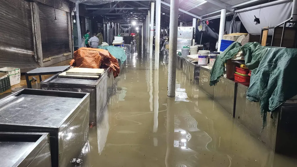 Nhiều tuyến đường, khu dân cư tại Huế bị ngập sâu Nhiều tuyến đường, khu dân cư tại Huế bị ngập sâu
