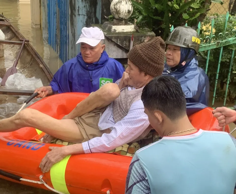 Kịp thời đưa người già, phụ nữ và trẻ em đi tránh lũ an toàn