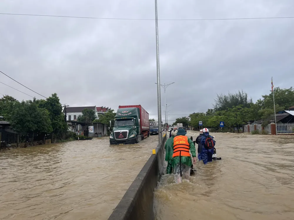 Quốc lộ 1A qua địa bàn huyện Phú Lộc, tỉnh Thừa Thiên Huế ngập sâu cục bộ khiến giao thông đi lại khó khăn Quốc lộ 1A qua địa bàn huyện Phú Lộc, tỉnh Thừa Thiên Huế ngập sâu cục bộ khiến giao thông đi lại khó khăn