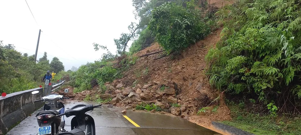 Sạt lở đường Hồ Chí Minh gây ách tắc giao thông