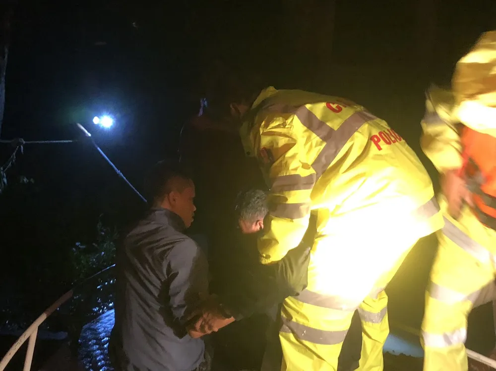 Công an nỗ lực đưa ông Mâu đi cấp cứu