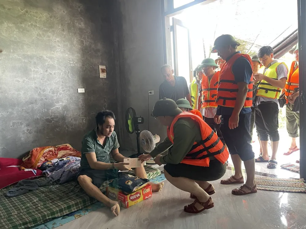 Lãnh đạo tỉnh Thừa Thiên Huế thăm hỏi và trao quà động viên người dân vùng rốn lũ Quảng Điền