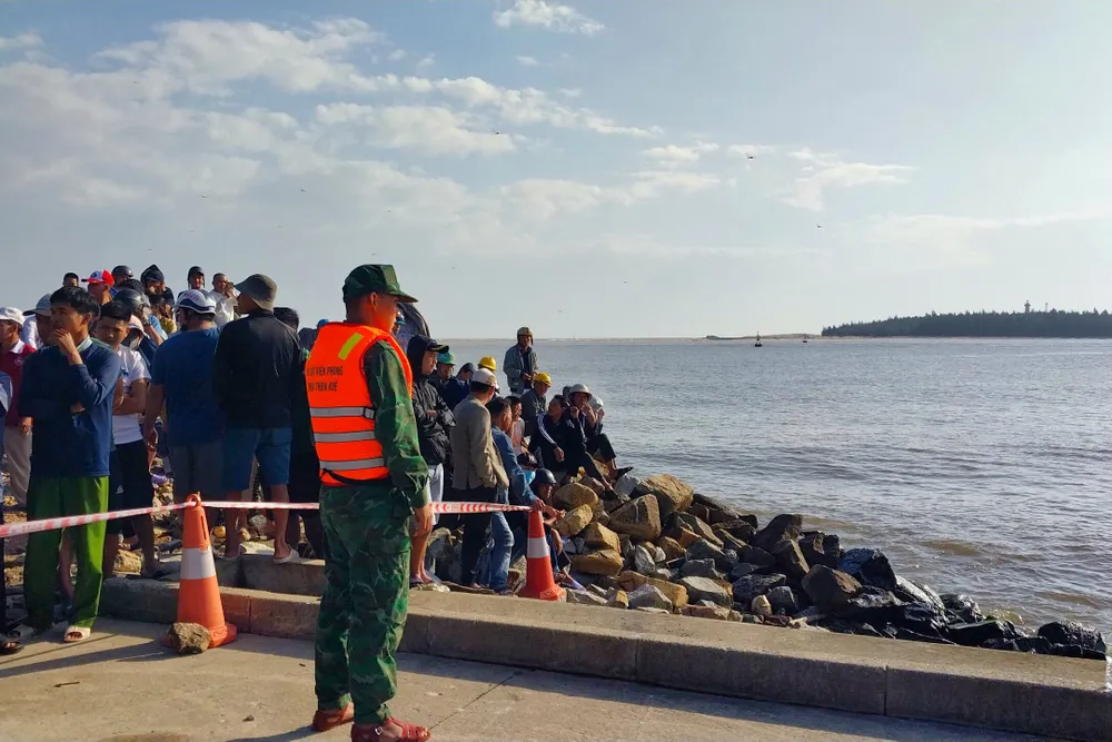 Nỗ lực tìm kiếm thi thể anh M.Q bị mất tích sau vụ tai nạn Nỗ lực tìm kiếm thi thể anh M.Q bị mất tích sau vụ tai nạn