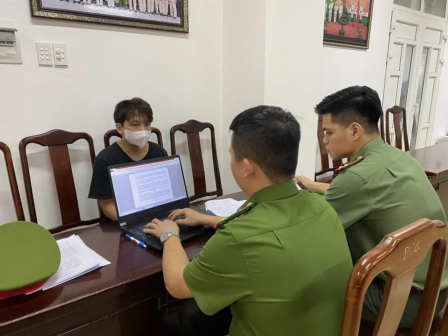 Nguyễn Nhật Trường khai báo hành vi phạm tội với cơ quan điều tra Nguyễn Nhật Trường khai báo hành vi phạm tội với cơ quan điều tra