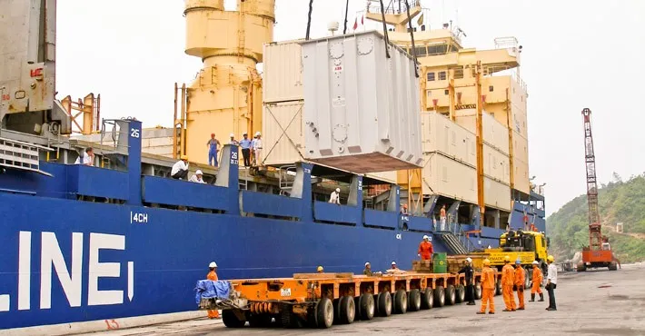 Tàu vận chuyển container tại cảng Chân Mây