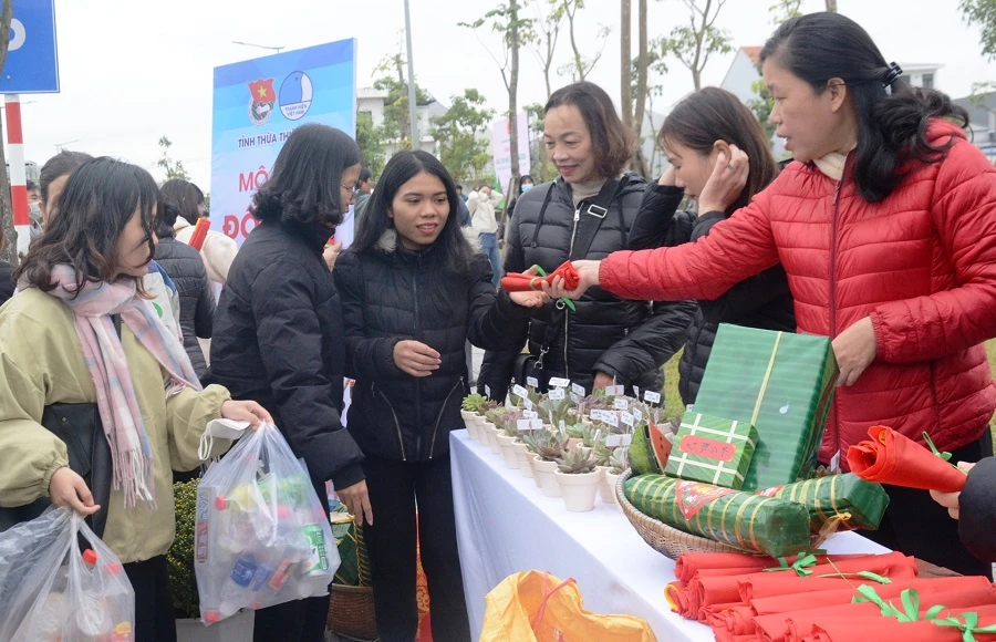 Đổi rác thải lấy quà tại lễ phát động phong trào Ngày Chủ nhật tại Thừa Thiên Huế năm 2024