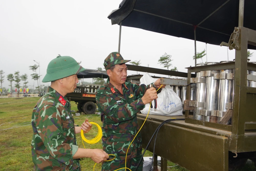 Các kỹ thuật viên đấu nối, kiểm tra một cách cẩn thận từng dàn pháo