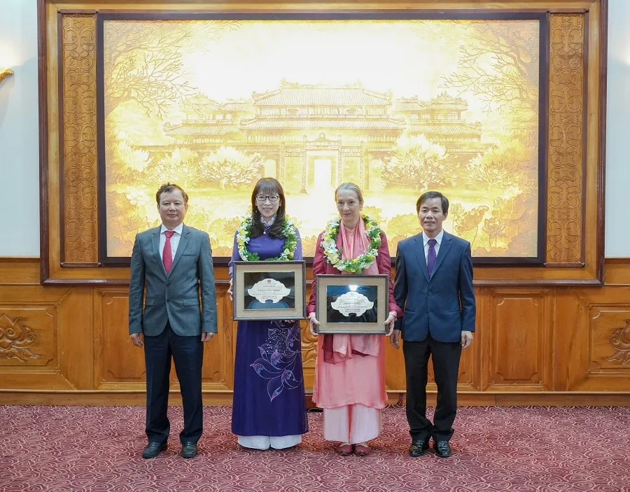 Lãnh đạo tỉnh Thừa Thiên Huế trao tặng danh hiệu “Công dân danh dự tỉnh Thừa Thiên Huế” đến bà Andrea Teufel và bà Kazuyo Watanabe