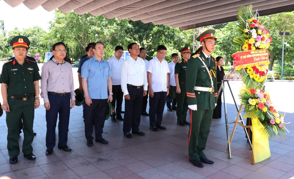 Phó Thủ tướng Lê Thành Long và đoàn công tác dâng hoa tri ân các Anh hùng liệt sĩ tại Thành cổ Quảng Trị