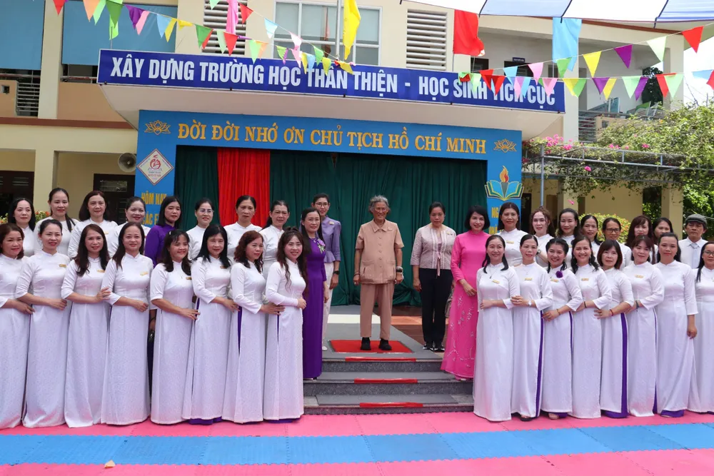 Công chúa Thái Lan Maha Chakri Sirindhorn chụp ảnh lưu niệm với học sinh và giáo viên Trường Tiểu học Nguyễn Tất Thành ở Quảng Trị z5733421751301_7f51c236603ed95eeaee42a0252a6110.jpg