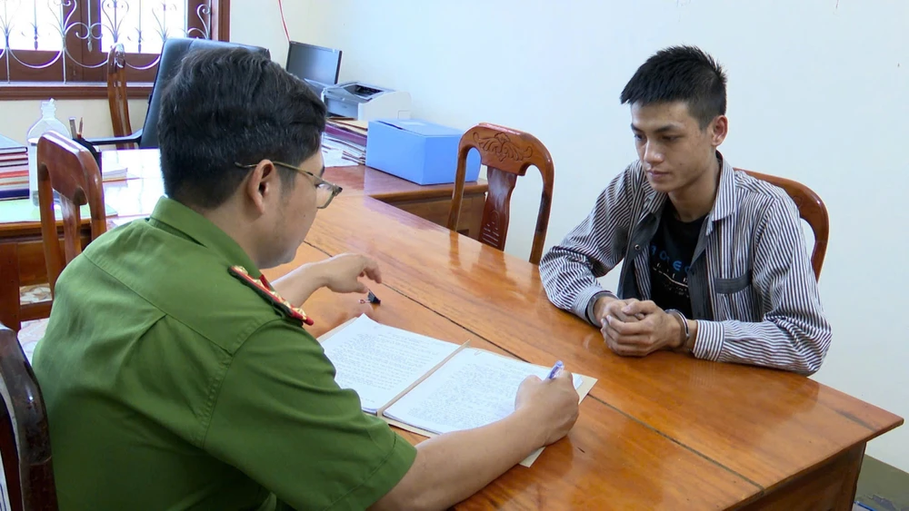 Công an đang làm việc với các đối tượng img_20240818_142115.jpg