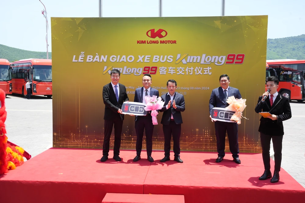 Bàn giao lô 60 xe bus giường nằm Kim Long 99 đầu tiên nằm trong hợp đồng 600 xe của 3 khách hàng FUTA Bus Lines, Công ty Hà Sơn và Công ty Tân Phát Đạt trong năm 2024 ANH 2.JPG