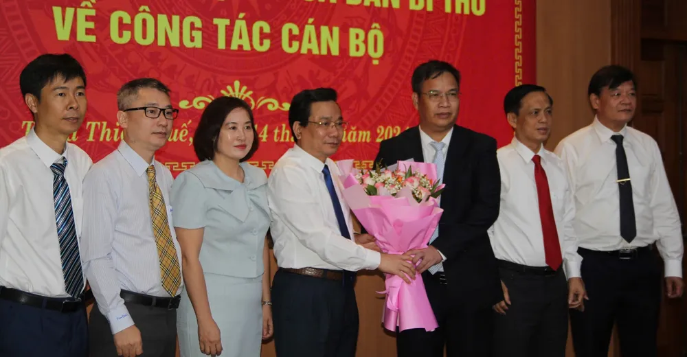 Tặng hoa chúc mừng tân Phó Bí thư Tỉnh ủy Thừa Thiên Huế Phạm Đức Tiến IMG_20240914_094639.jpg