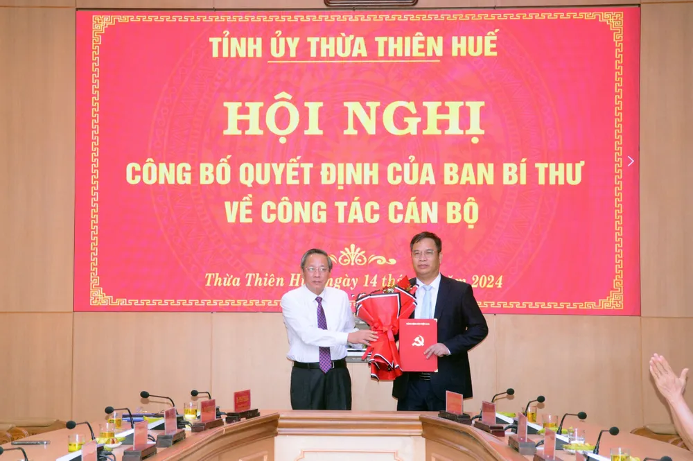 Phó Trưởng ban Thường trực Ban Tổ chức Trung ương Hoàng Đăng Quang (bên trái) trao quyết định của Ban Bí thư về việc điều động, chỉ định ông Phạm Đức Tiến IMG_20240914_095057.jpg