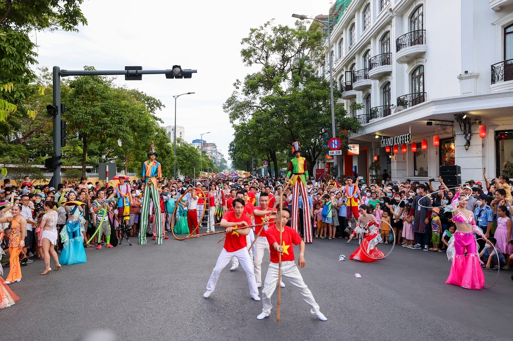 Người dân và du khách thoả sức thưởng thức nghệ thuật tại lễ hội đường phố Festival Huế