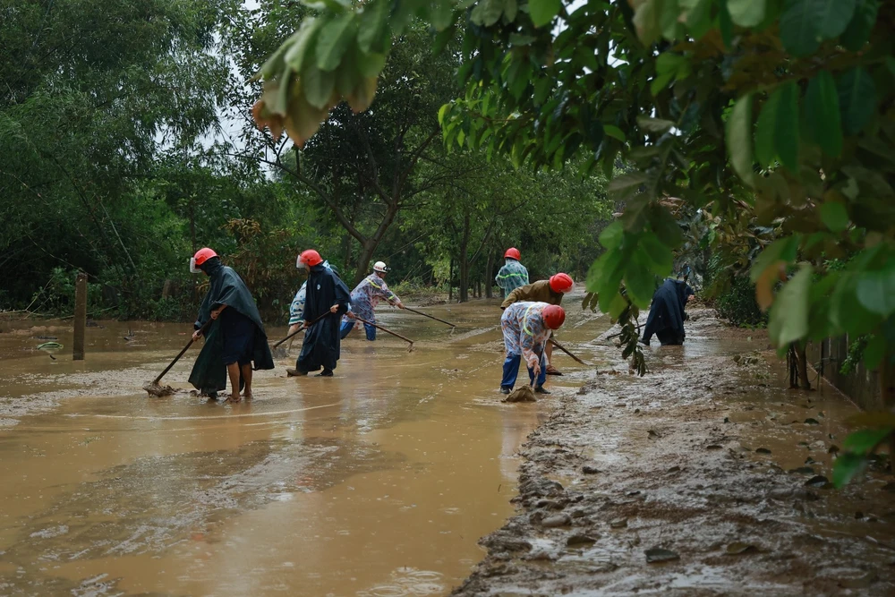 Dọn bùn non và vệ sinh môi trường các tuyến đường ở huyện Vĩnh Linh khi lũ vừa rút