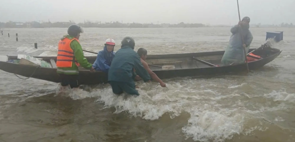 Kịp thời ứng cứu người đàn ông bị lũ cuốn trôi