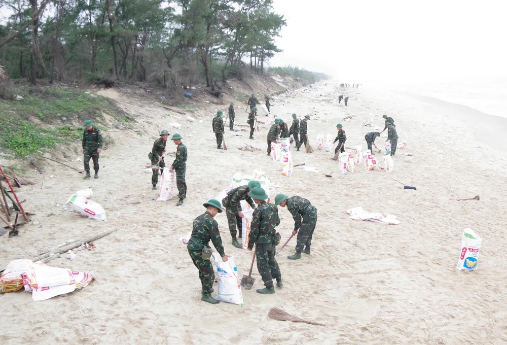 Hàng trăm cán bộ, chiến sĩ bộ đội TP Huế nỗ lực thu gom dầu thô vón cục trôi dạt vịnh Lăng Cô