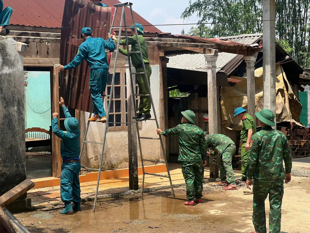 Bộ đội giúp bà con khắc phục hậu quả trận lốc xoáy, chiều 23-4 IMG_20250424_163159.jpg