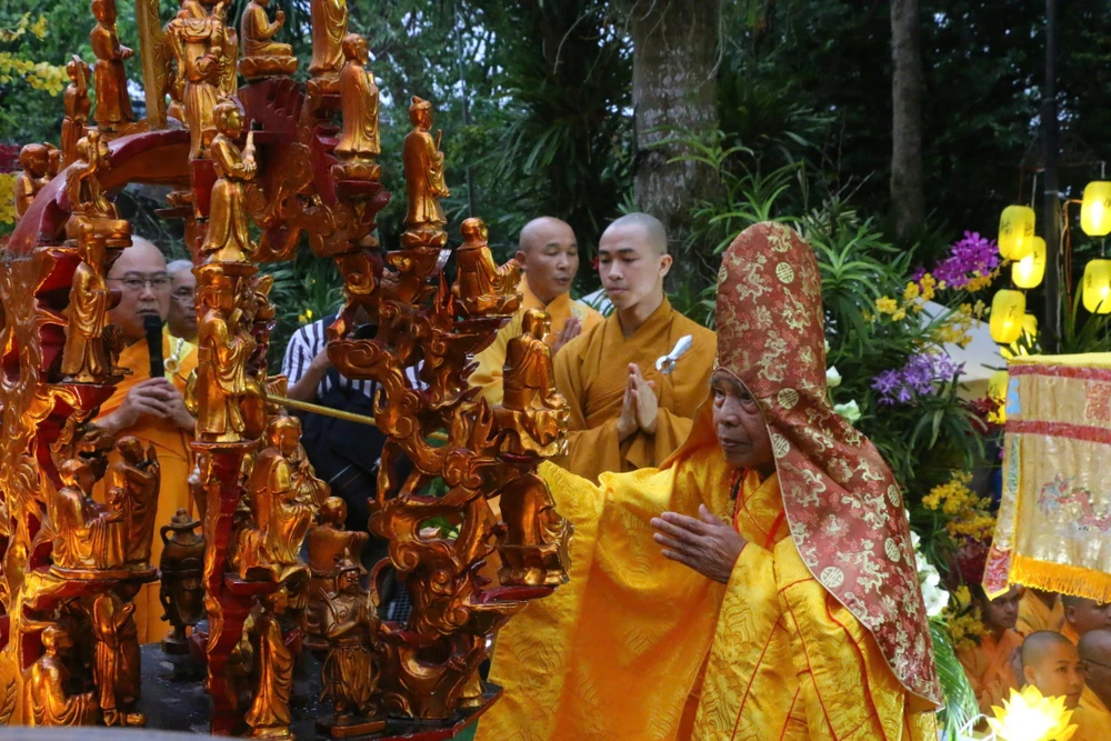 Thiêng liêng lễ rước Phật từ chùa Diệu Đế lên Tổ đình Từ Đàm IMG_20250512_115101.jpg