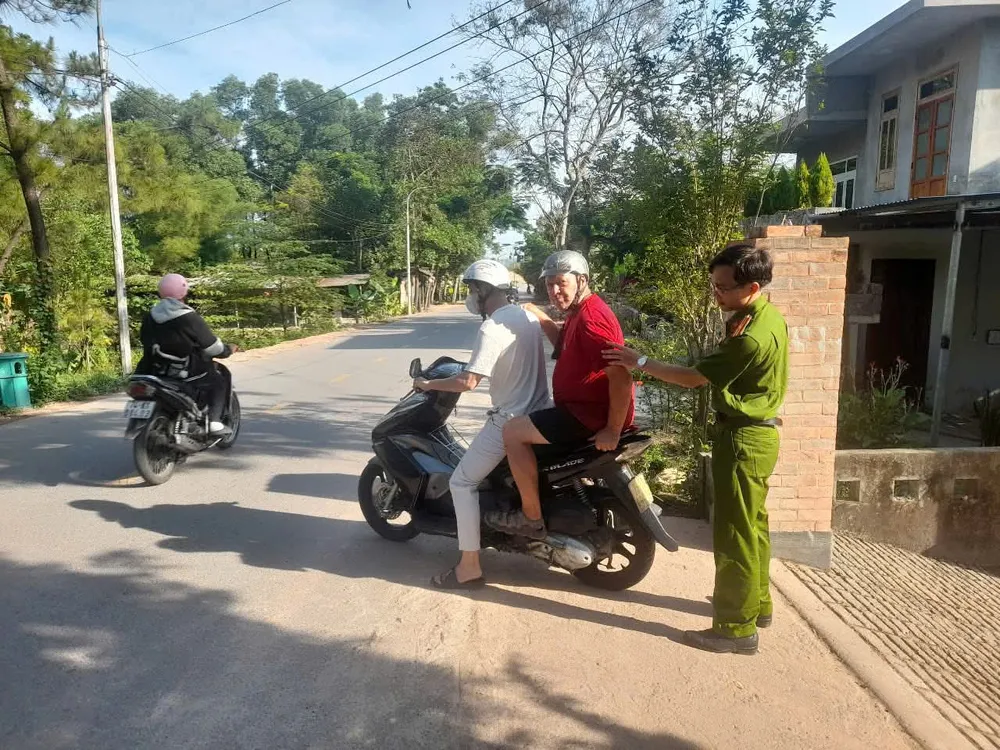 Công an hỗ trợ đưa ông Kelly Grant Norman về với người thân FB_IMG_1747456253060.jpg