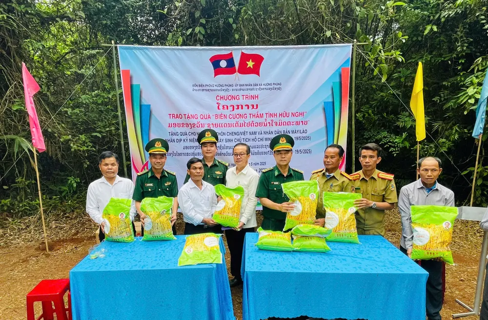 Đồn Biên phòng Hướng Phùng trao lúa giống tặng đại diện chính quyền và người dân cụm bản Mày IMG_20250519_113443.jpg