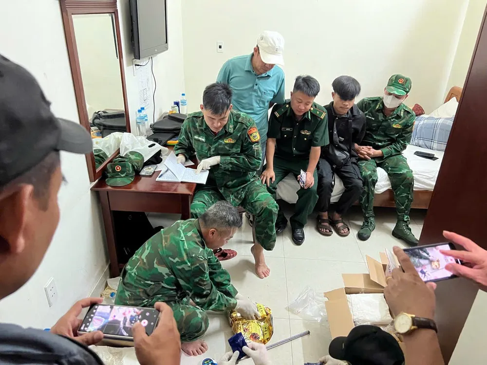 Bắt đối tượng vận chuyển 40.000 viên ma túy tổng hợp và 3kg ma túy đá ảnh 2 IMG_20250520_102852.jpg